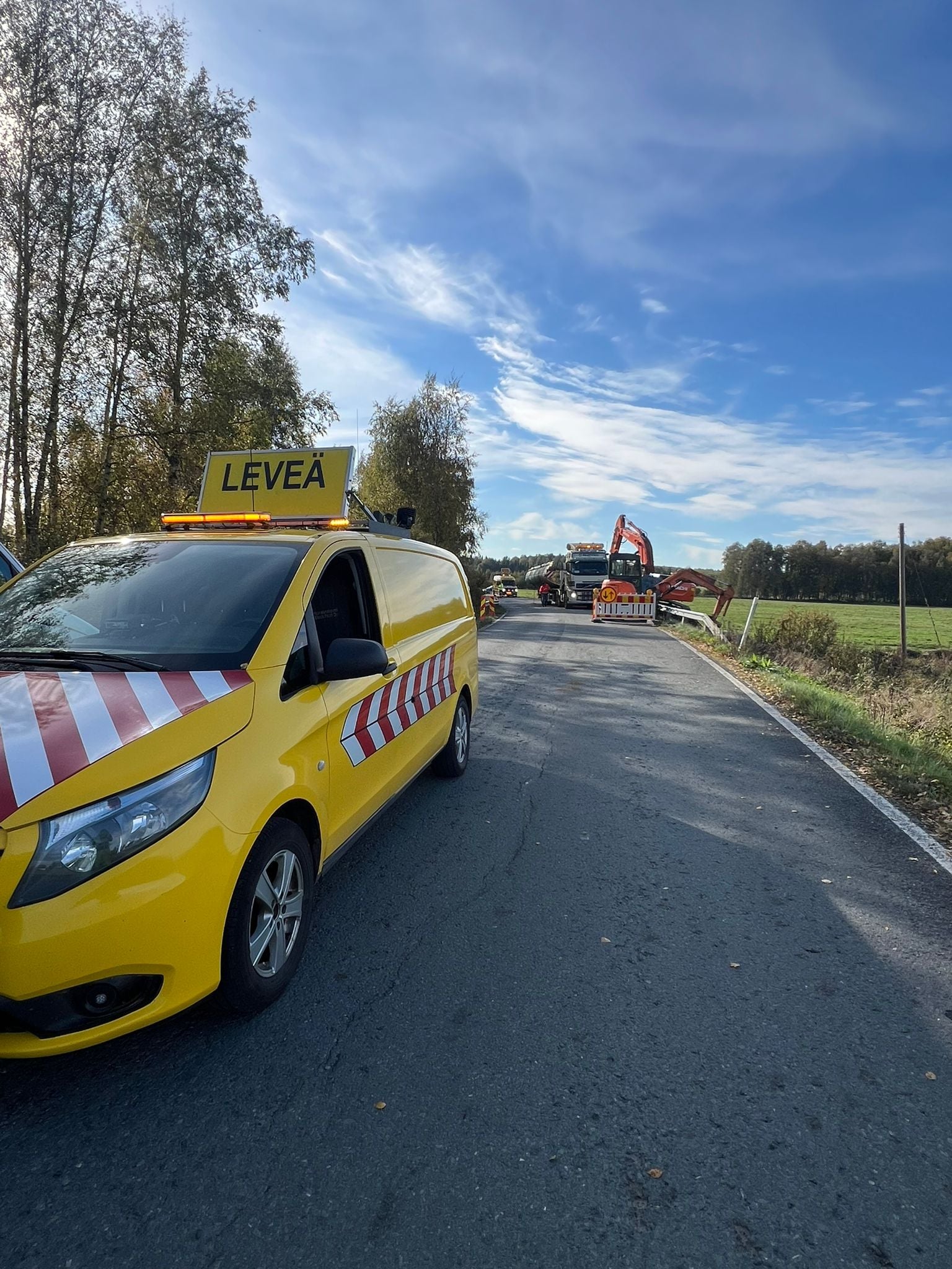 Etuauto tien varressa työmaan yhteydessä.